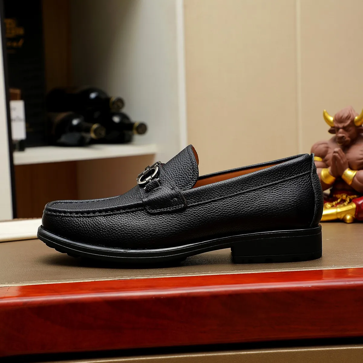 Men's shoes 250 Ferragamo [Ferragamo] top imported suit men's shoes 💯Original copy of the official website, product materials: selected imported embossed calfskin + luxury hardware buckle accessories ~ imported water-dyed cow 🐂 leather lining. Strong three-dimensional visual effect, original combination outsole, multiple colors available😘 Size: 39-44 (38.45.46. Customized)